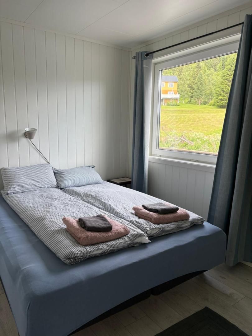 Bedroom with a double bed and a window onto the lake