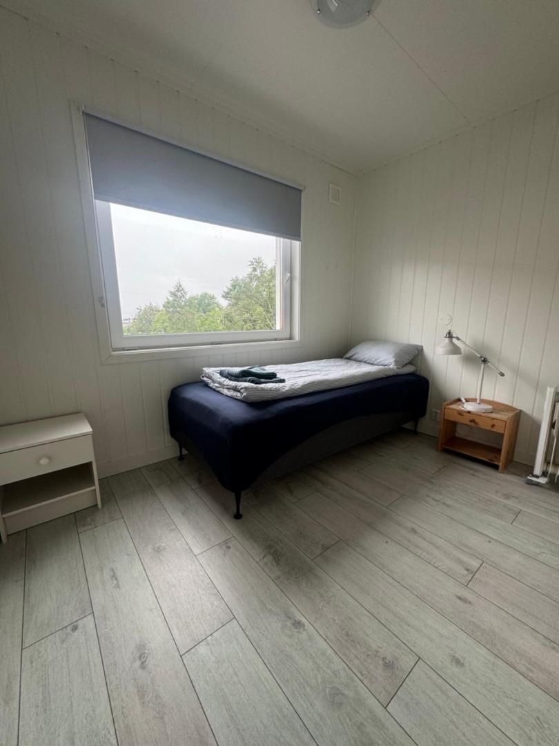 Small bedroom with a single bed
