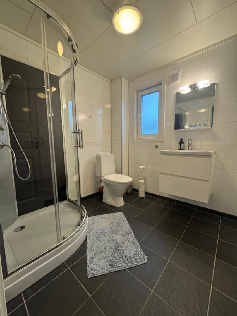 Shower cubicle and washbasin