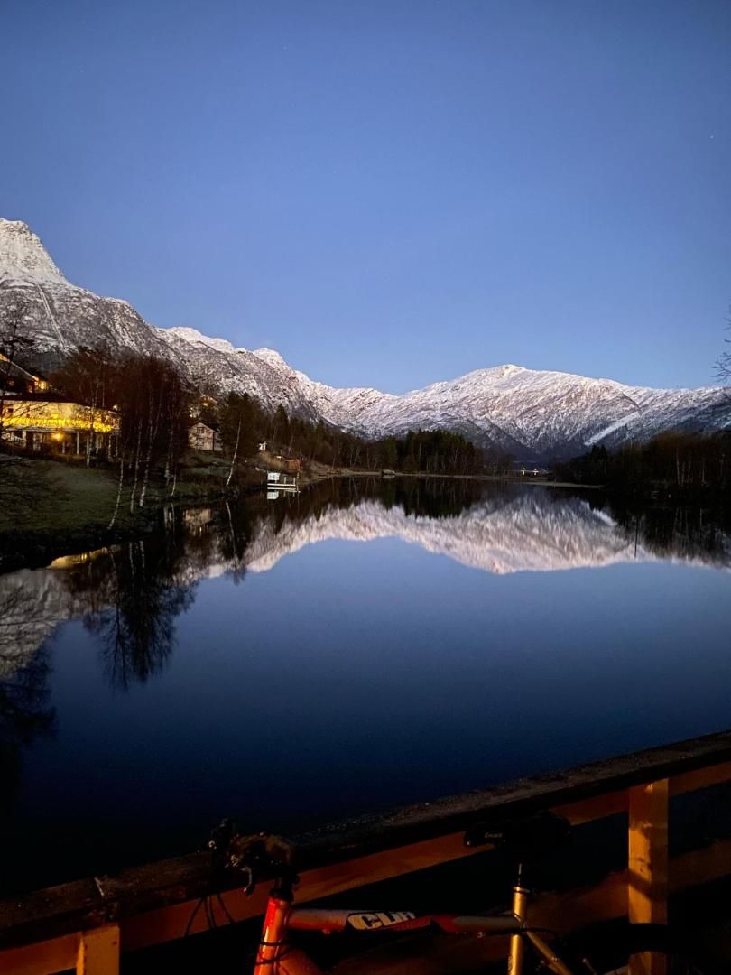Still lake with the mountains reflected